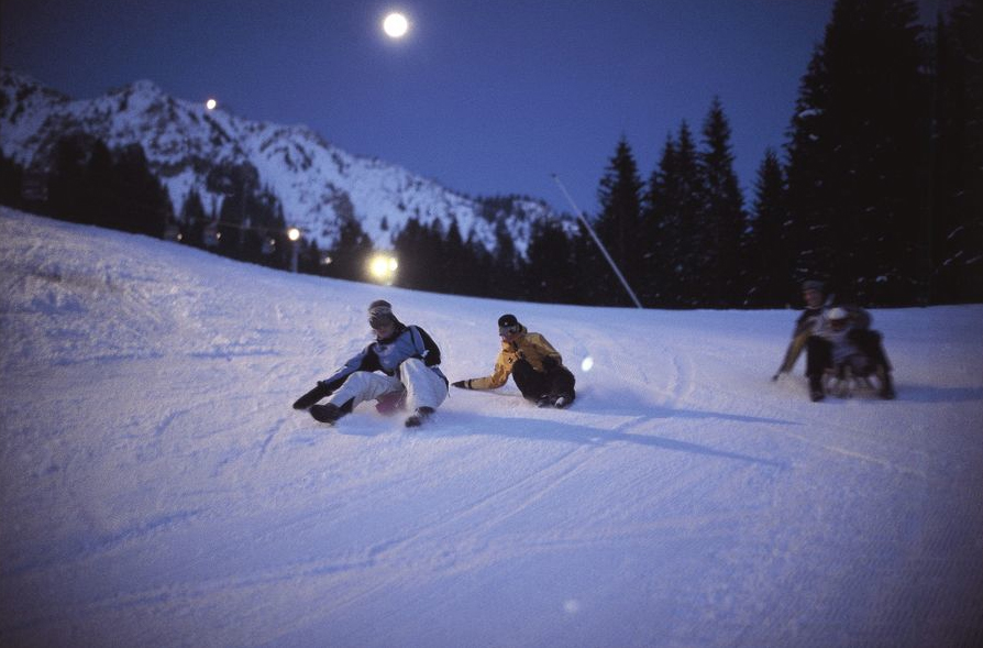 Hausberg Night Family Sledding