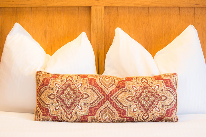 ELR_rooms_detail_pillow